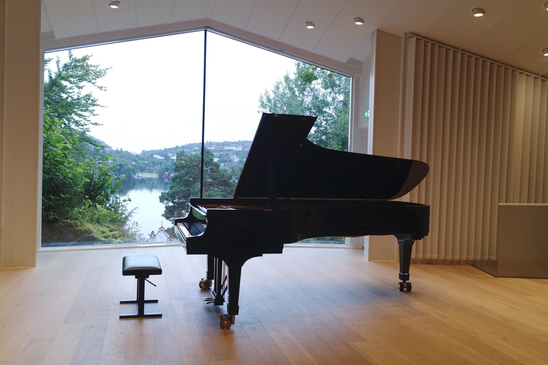 実際のスタジオの画像が欲しいです。